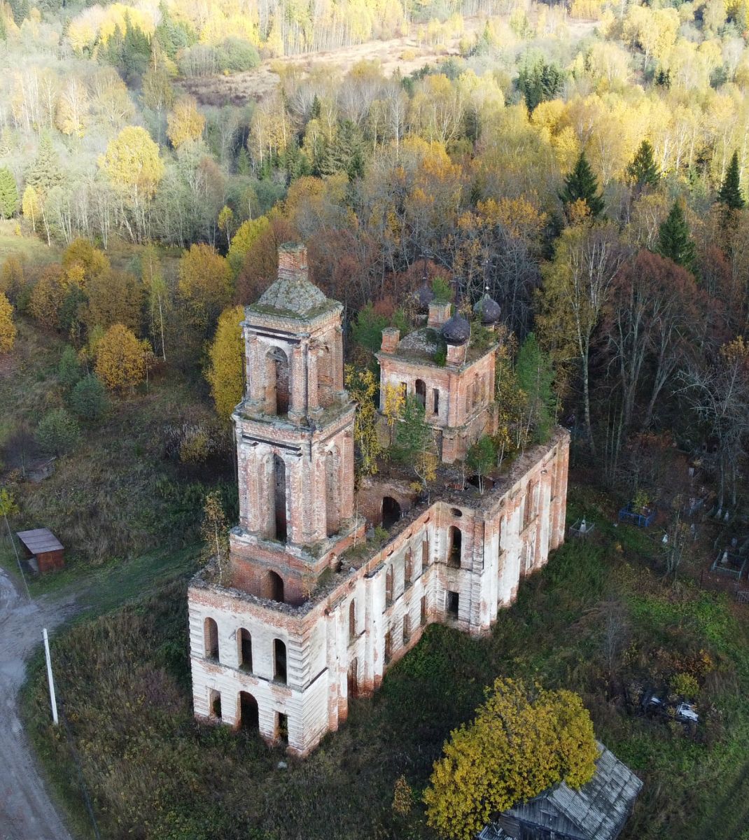 Муравьище. Церковь Воскресения Христова. общий вид в ландшафте