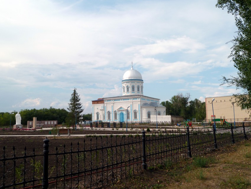 Алексеевка. Церковь Казанской иконы Божией Матери. общий вид в ландшафте