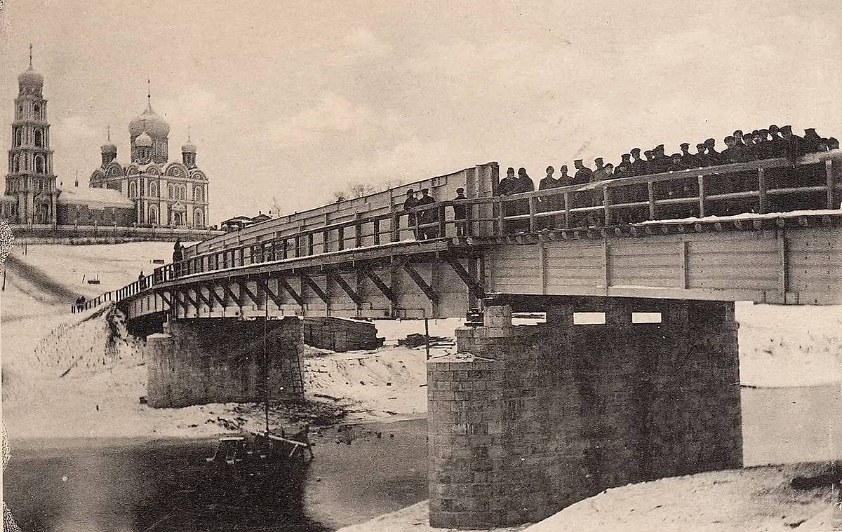 Фото 1900 г. На заднем плане виден Архангельский собор. Выстроен между 1862 и 1874-гг. Разрушен в 1933 году., архивная фотография. Собор Михаила Архангела, Михайлов (Михайловский район, Рязанская область)