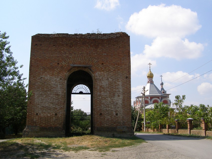 Церковь Вознесения Господня, Батайск (Батайск, город, Ростовская область). фасады, Вид с востока. Справа на заднем плане церковь Вознесения Господня (новая).
