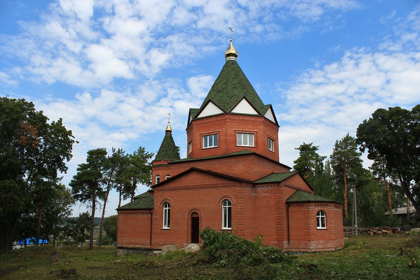 Сосновый Солонец. Церковь Димитрия Солунского. общий вид в ландшафте