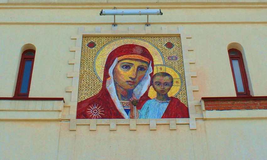 Богородичный Казанский мужской монастырь. Надвратная колокольня, Винновка (Ставропольский район, Самарская область). архитектурные детали, Мозаичный образ Казанской иконы Божией Матери на западном фасаде