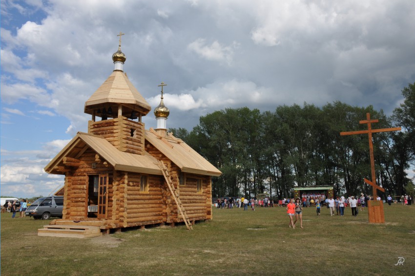 Кривошеино. Часовня Николая Чудотворца. общий вид в ландшафте, Общий вид часовни и креста в память казакам первопроходцам Сибири