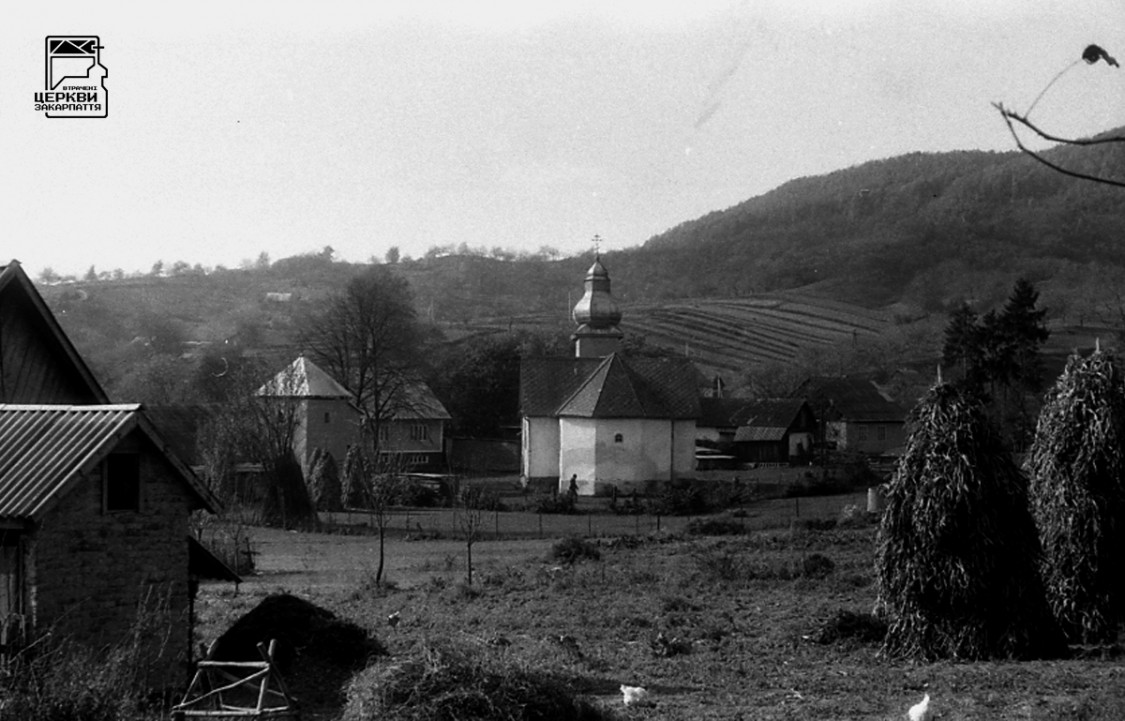 Церковь Параскевы Пятницы, Александровка (Хустский район, Украина, Закарпатская область). архивная фотография, Фото 1996 г. утраченной Параскевинской церкви 1934 года постройки из книги Михаила Сирохмана 