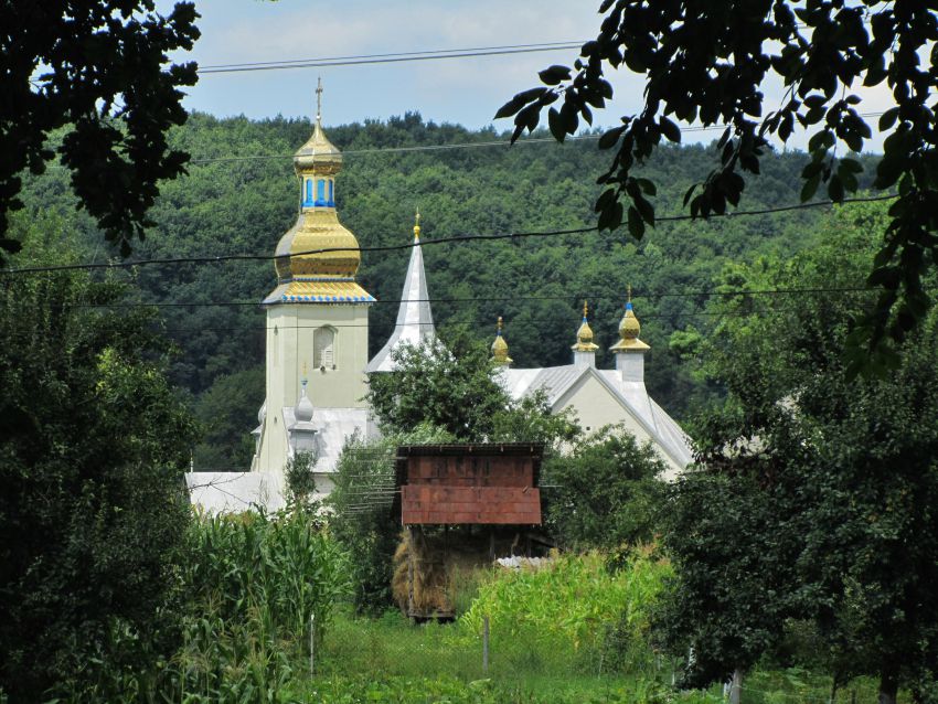 Церковь Михаила Архангела (новая), Крайниково (Хустский район, Украина, Закарпатская область). общий вид в ландшафте, вид от Михаило-Архангельской церкви