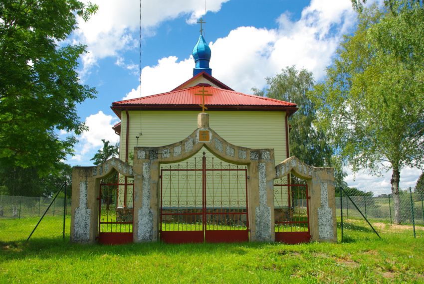 Латвия, Прейльский край, Скангели. Неизвестная старообрядческая моленная, фотография. общий вид в ландшафте