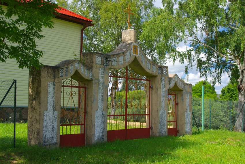 Латвия, Прейльский край, Скангели. Неизвестная старообрядческая моленная, фотография. общий вид в ландшафте, Ворота в моленную.