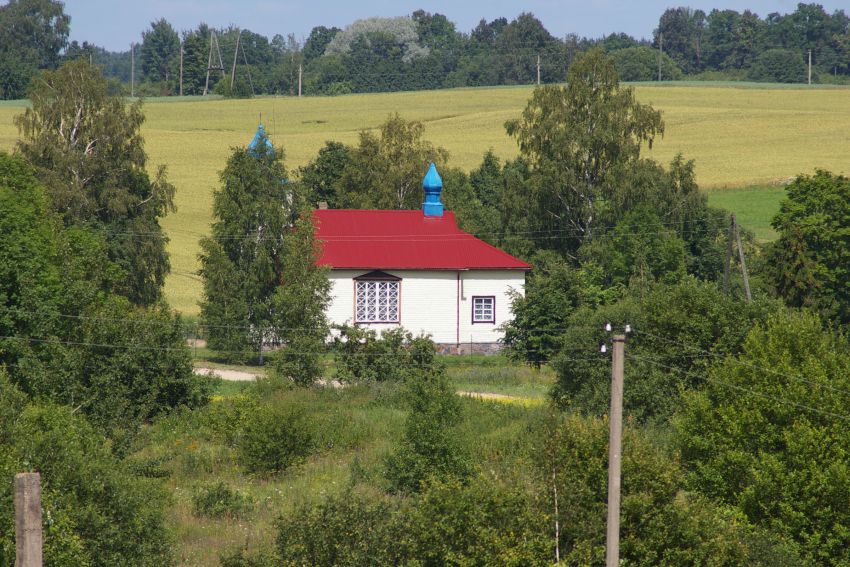 Латвия, Прейльский край, Скангели. Неизвестная старообрядческая моленная, фотография. общий вид в ландшафте, Вид на моленную с холма.