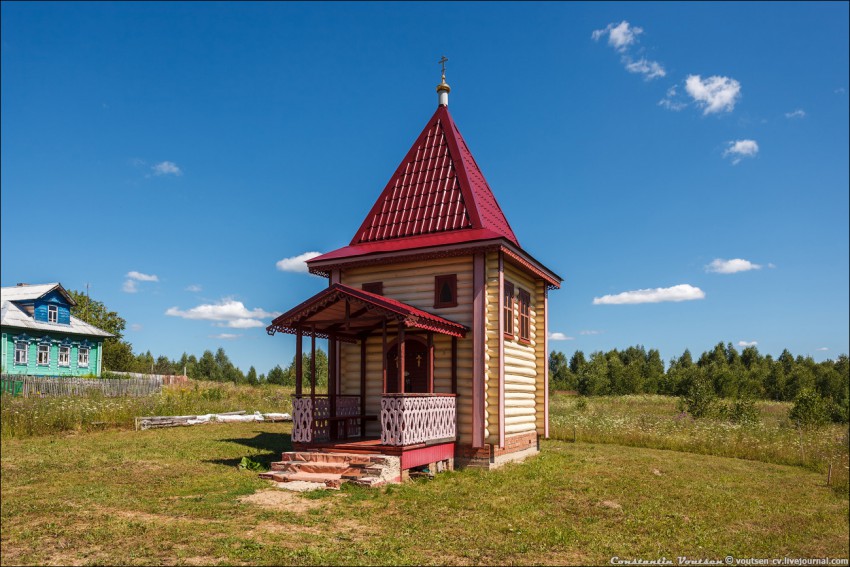 Почепалово. Часовня Георгия Победоносца. общий вид в ландшафте