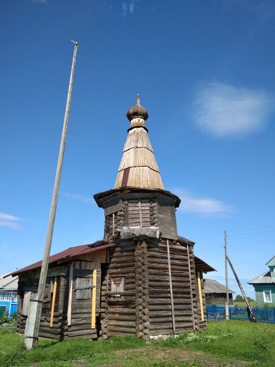 Часовня Георгия Победоносца, Часовня (Нижние Хаврогоры) (Холмогорский район, Архангельская область). общий вид в ландшафте