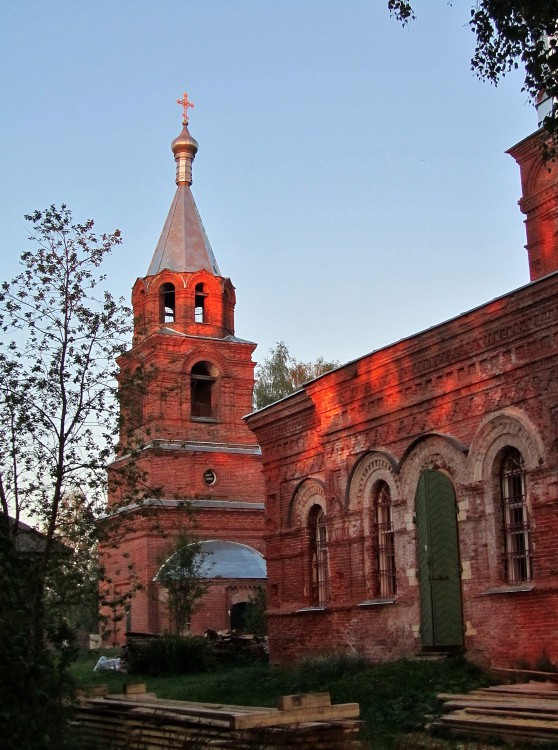 Спасский Пальцевский женский монастырь, Пальцево (Рамешковский район, Тверская область). фасады, фагмнт северной стены Спасской церкви на фоне Серафимовской церкви