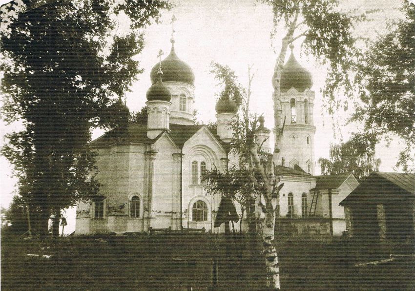 Церковь Воздвижения Креста Господня, Бор (Бор, ГО, Нижегородская область). общий вид в ландшафте, Кресто-воздвиженская церковь. До разрушения остались считанные минуты. Источник 
