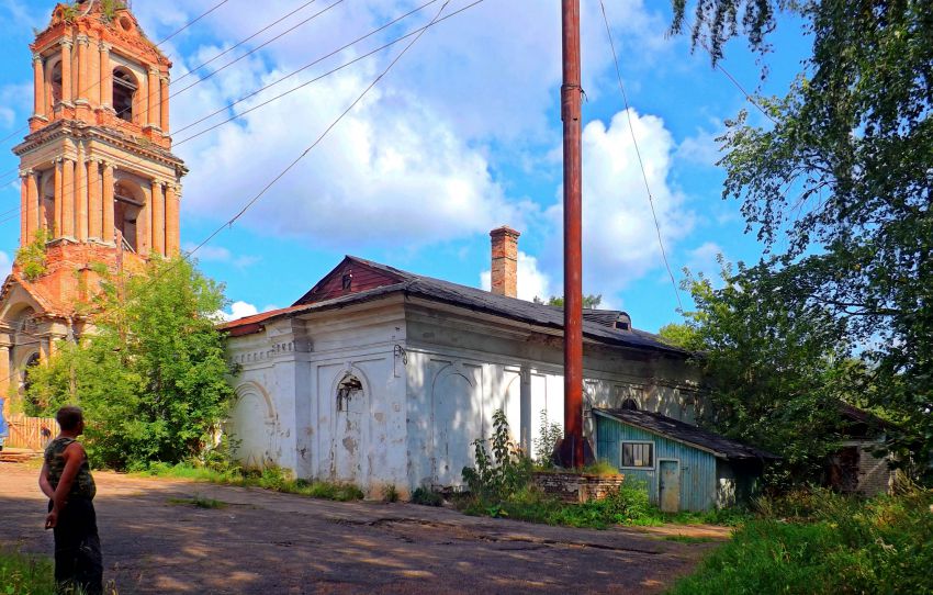 Орлов. Церковь Троицы Живоначальной. общий вид в ландшафте