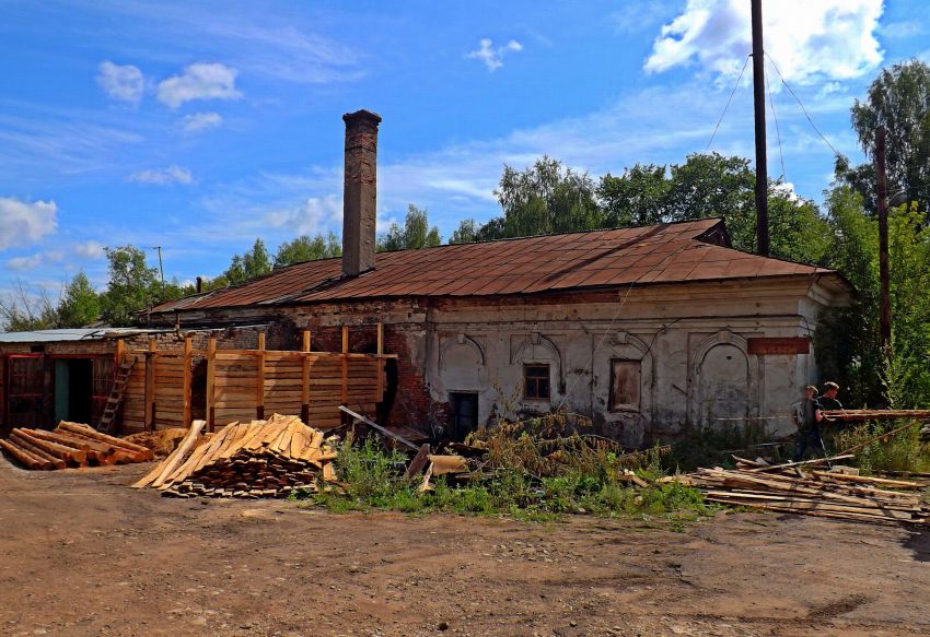 Орлов. Церковь Троицы Живоначальной. общий вид в ландшафте