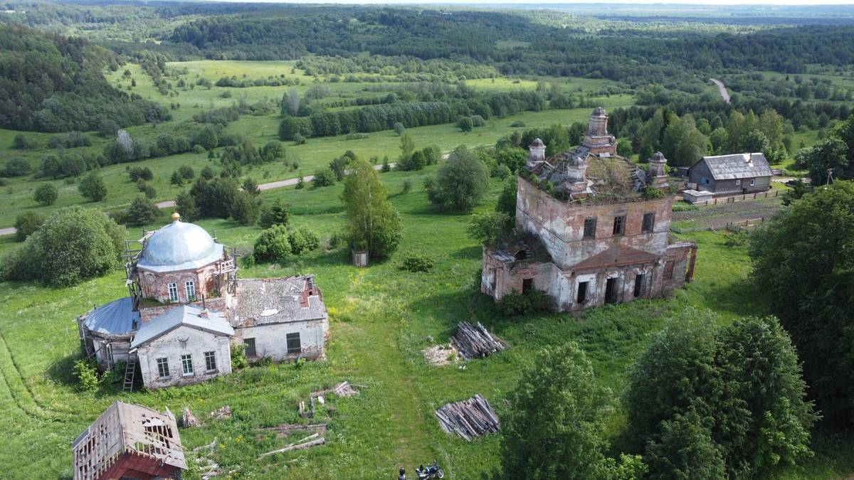 общий вид в ландшафте. Церковь иконы Божией Матери 