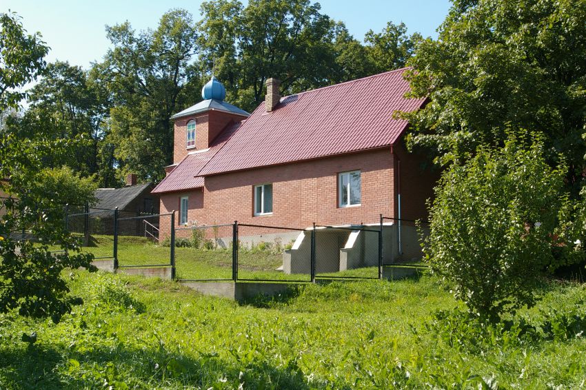Старообрядческая моленная Николая Чудотворца и Покрова Пресвятой Богородицы, Дагда (Краславский край, Латвия). общий вид в ландшафте