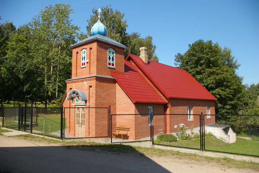 Старообрядческая моленная Николая Чудотворца и Покрова Пресвятой Богородицы, Дагда (Краславский край, Латвия). общий вид в ландшафте
