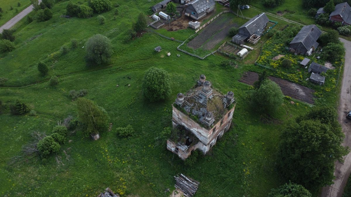 общий вид в ландшафте. Церковь Покрова Пресвятой Богородицы, Кабаново (Галичский район, Костромская область)