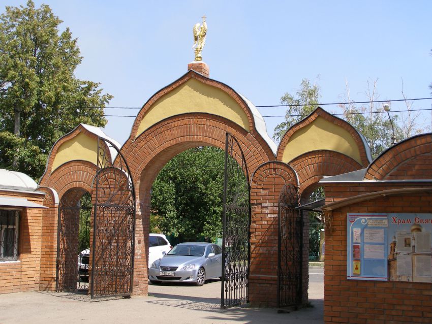 Азов. Церковь Троицы Живоначальной. фасады, Ворота на территорию храма. Вид со стороны двора.