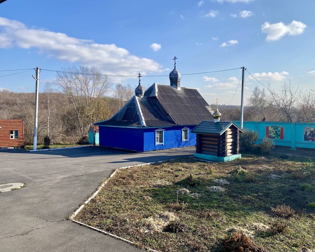 Церковь Пантелеимона Целителя, Прокопьевск (Прокопьевский район и г. Прокопьевск, Кемеровская область). общий вид в ландшафте, Вид с гульбища нового храма