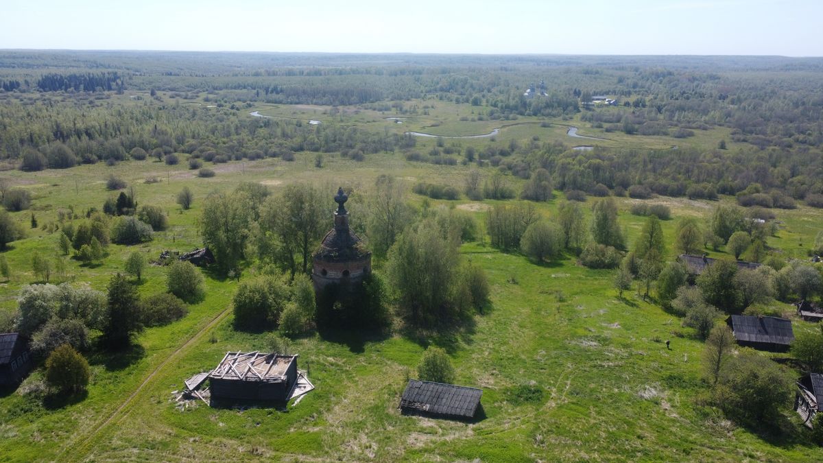 Вид от Гавриловского на Спас-Верховье, общий вид в ландшафте. Церковь Иоанна Предтечи, Гавриловское (Галичский район, Костромская область)
