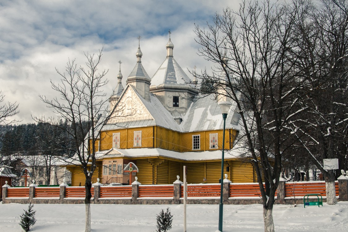Церковь Успения Пресвятой Богородицы, Верховина (Верховинский район, Украина, Ивано-Франковская область). фасады
