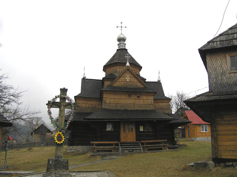 Церковь Рождества Пресвятой Богородицы, Ворохта (Надворнянский район, Украина, Ивано-Франковская область). фасады