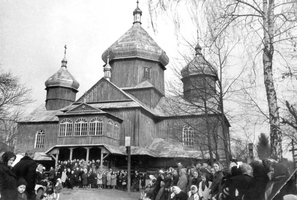 Косов. Церковь Рождества Иоанна Предтечи. архивная фотография, Церковь Рождества Иоанна Предтечи, празднование Пасхи, 1960-е г.г. Источник: Книга-альбом «К 100-летию Монастырской Церкви Рождества Иоанна Крестителя»: Страницы истории