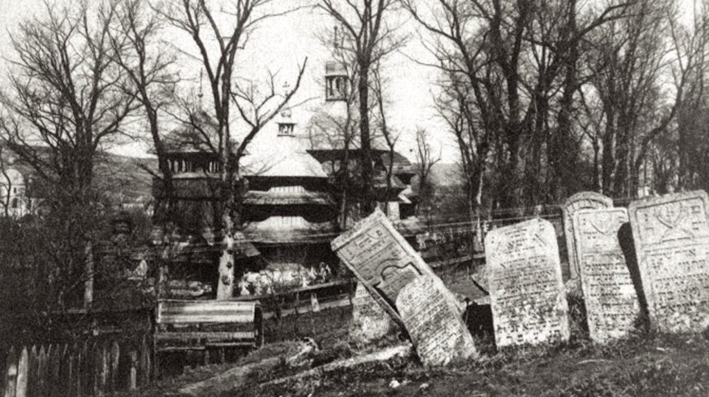 Рогатин. Церковь Николая Чудотворца. архивная фотография, Еврейские надгробия, снятые с могил на еврейском кладбище. Фотография приобретена Хершелем Шварцем из Нью-Йоркской публичной библиотеки для генеалогических исследований Рогатинской Исследовательской группы