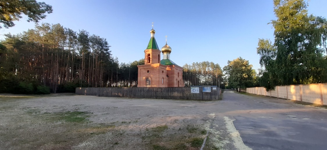 Церковь Луки Крымского при центральной районной больнице, Речица (Речицкий район, Беларусь, Гомельская область). общий вид в ландшафте