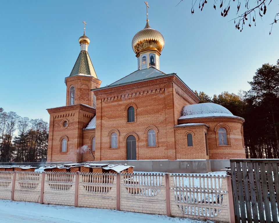 Речица. Церковь Луки Крымского при центральной районной больнице. фасады