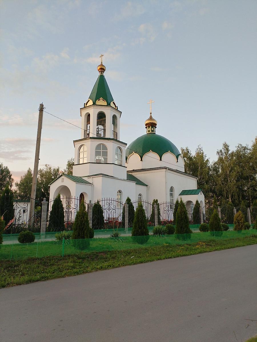 общий вид в ландшафте. Церковь Николая Чудотворца (новая), Корма (Кормянский район, Беларусь, Гомельская область)