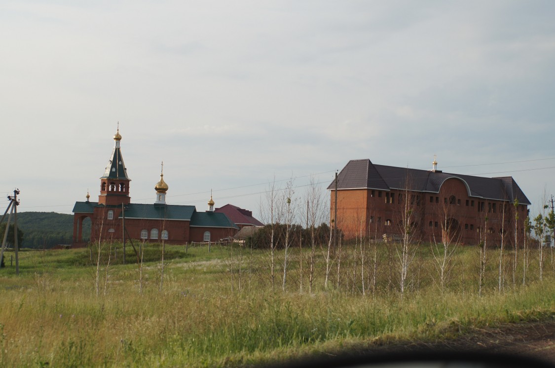 Варваринский женский монастырь, Скворчиха (Ишимбайский район, Республика Башкортостан). общий вид в ландшафте
