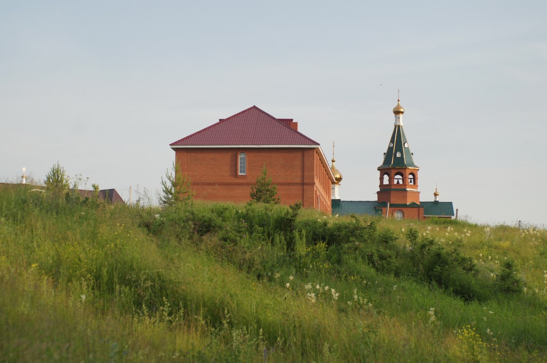 Варваринский женский монастырь, Скворчиха (Ишимбайский район, Республика Башкортостан). общий вид в ландшафте