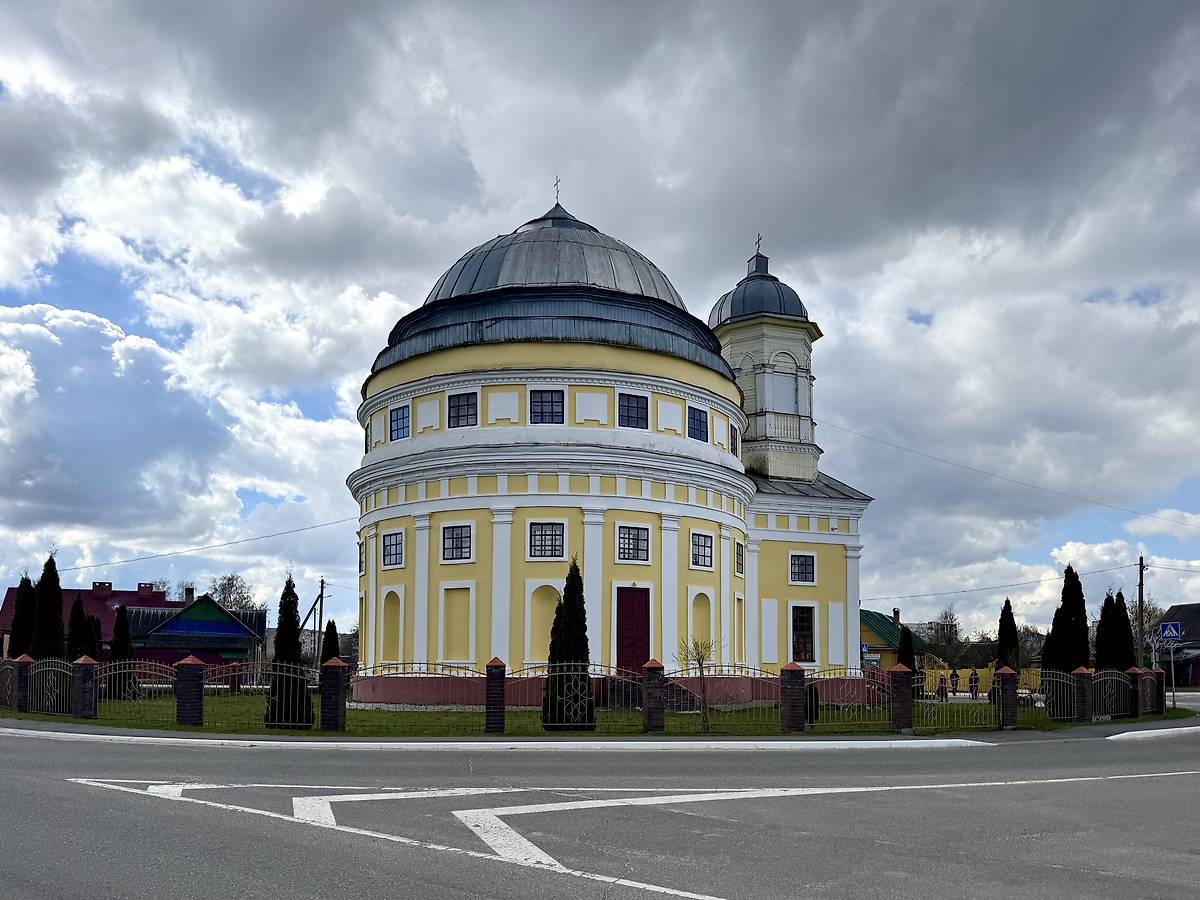 Вид с северо-востока, общий вид в ландшафте. Церковь Преображения Господня, Чечерск (Чечерский район, Беларусь, Гомельская область)
