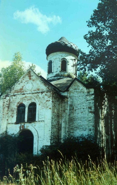 Залужье (погост Поляны). Неизвестная церковь. фасады, 1994