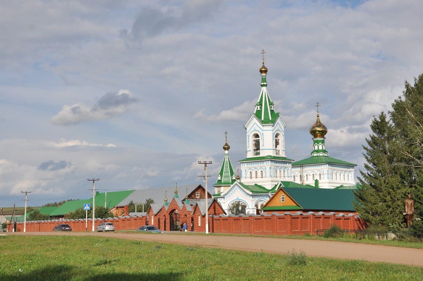 Перевозное. Успенский женский монастырь. общий вид в ландшафте