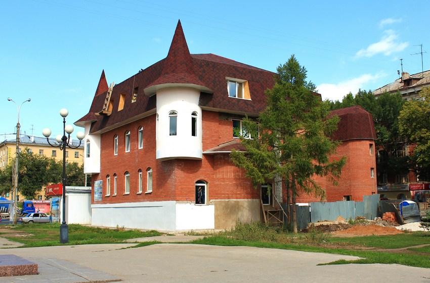 Самара. Домовая церковь Матроны Московской при Епархиальном образовательном центре. общий вид в ландшафте