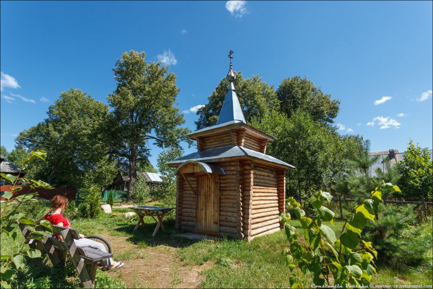 Крутцы. Часовня Радонежских Святых. общий вид в ландшафте