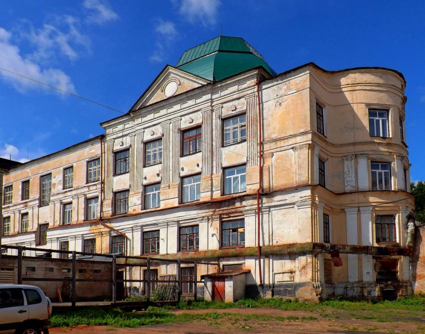 Спасо-Орловский мужской монастырь, Орлов (Орловский район, Кировская область). общий вид в ландшафте, Здание сельхозтехникума, первый и второй этажи являлись монастырским зданием, третий и четвертый - надстроены из разобранной колокольни. 