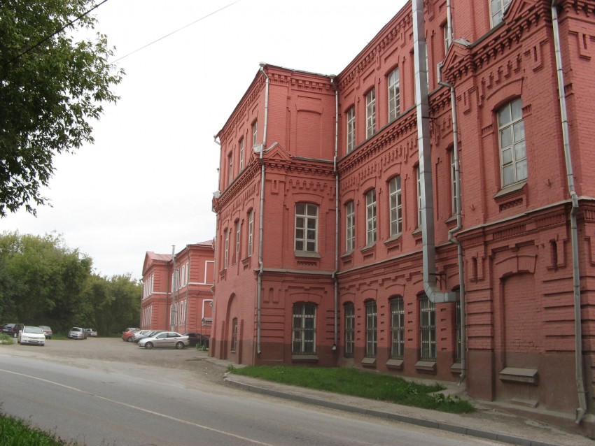 Домовая церковь Благовещения Пресвятой Богородицы при Земледельческом училище, Приволжский район (Казань, город, Республика Татарстан). дополнительная информация, На переднем плане второе здание училища, где была церковь, за ним первое здание