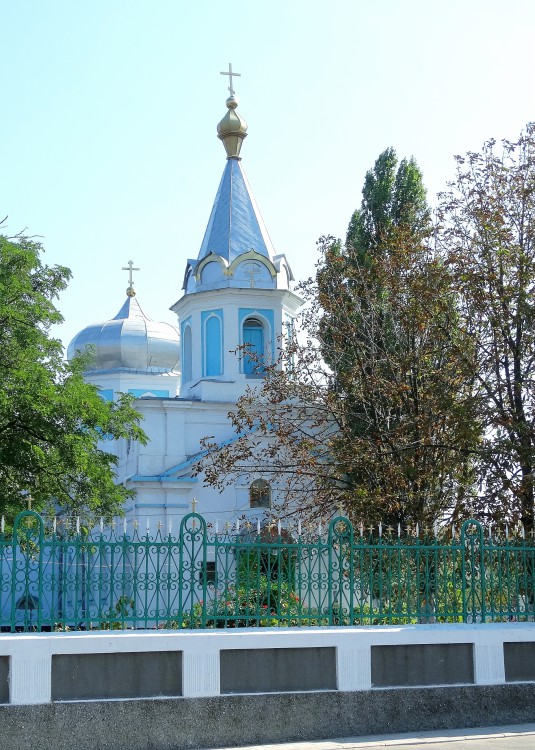 Шабо. Церковь Николая Чудотворца. общий вид в ландшафте
