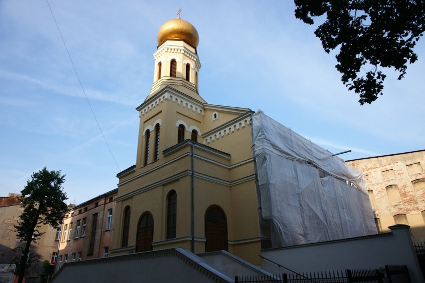 Лодзь. Церковь Ольги равноапостольной. общий вид в ландшафте