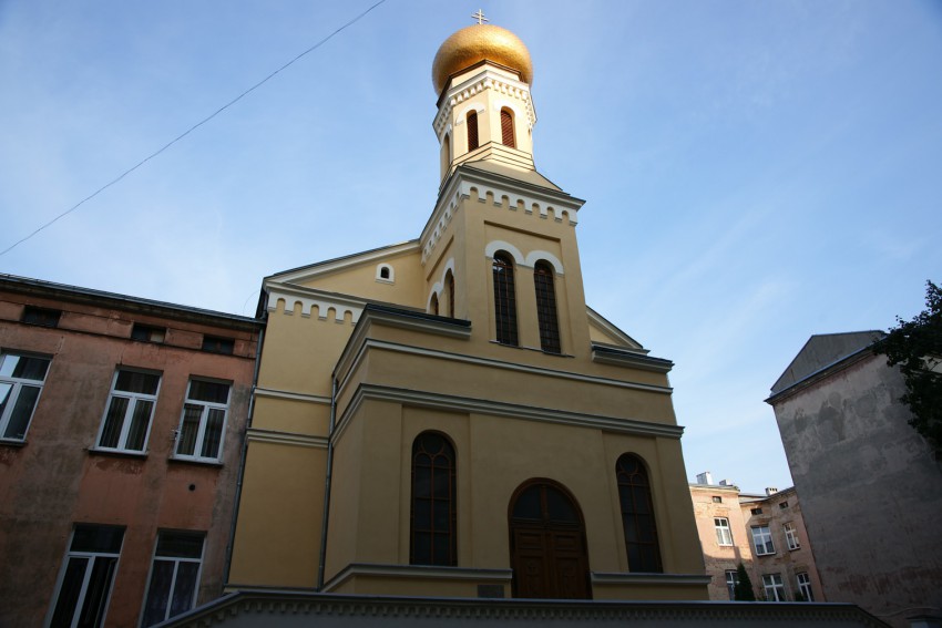 Лодзь. Церковь Ольги равноапостольной. общий вид в ландшафте