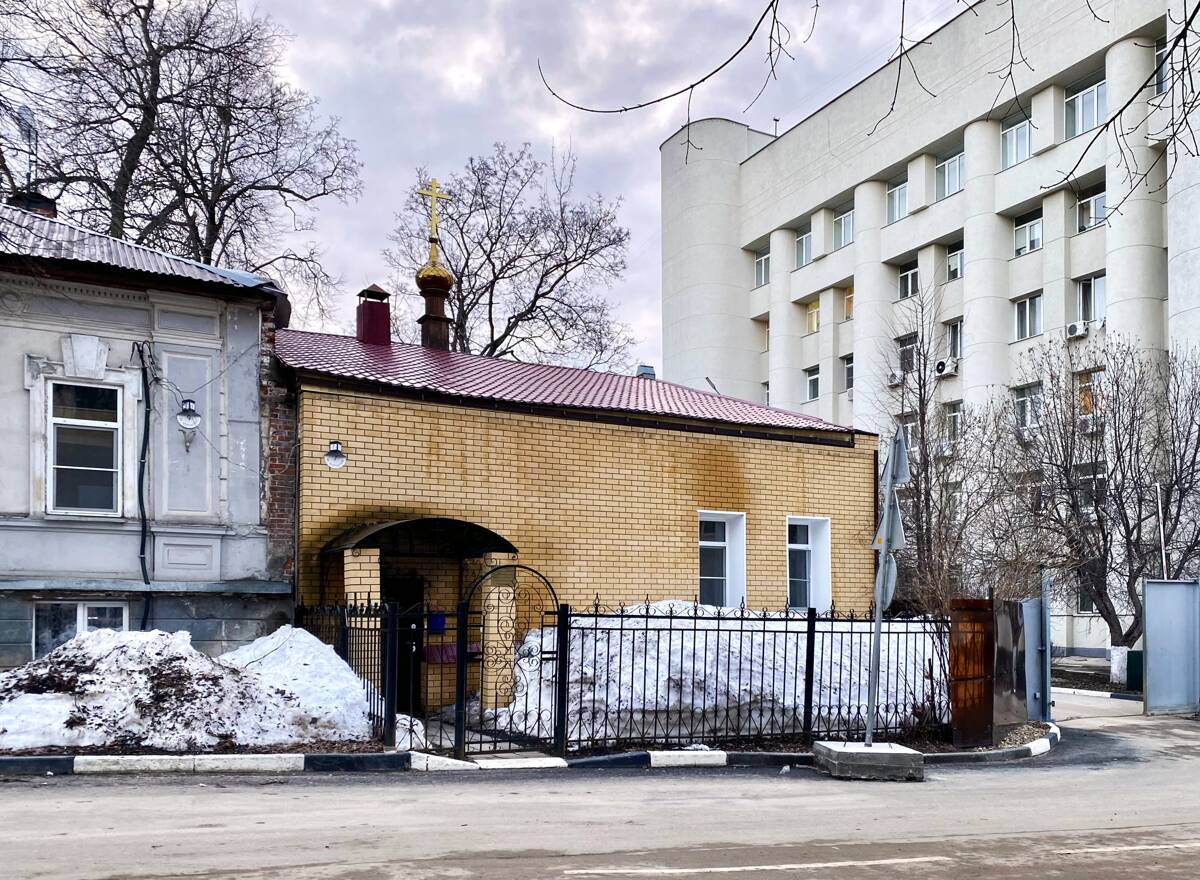 Моленная Похвалы Пресвятой Богородицы, Нижегородский район (Нижний Новгород, город, Нижегородская область). фасады, Вид через улицу