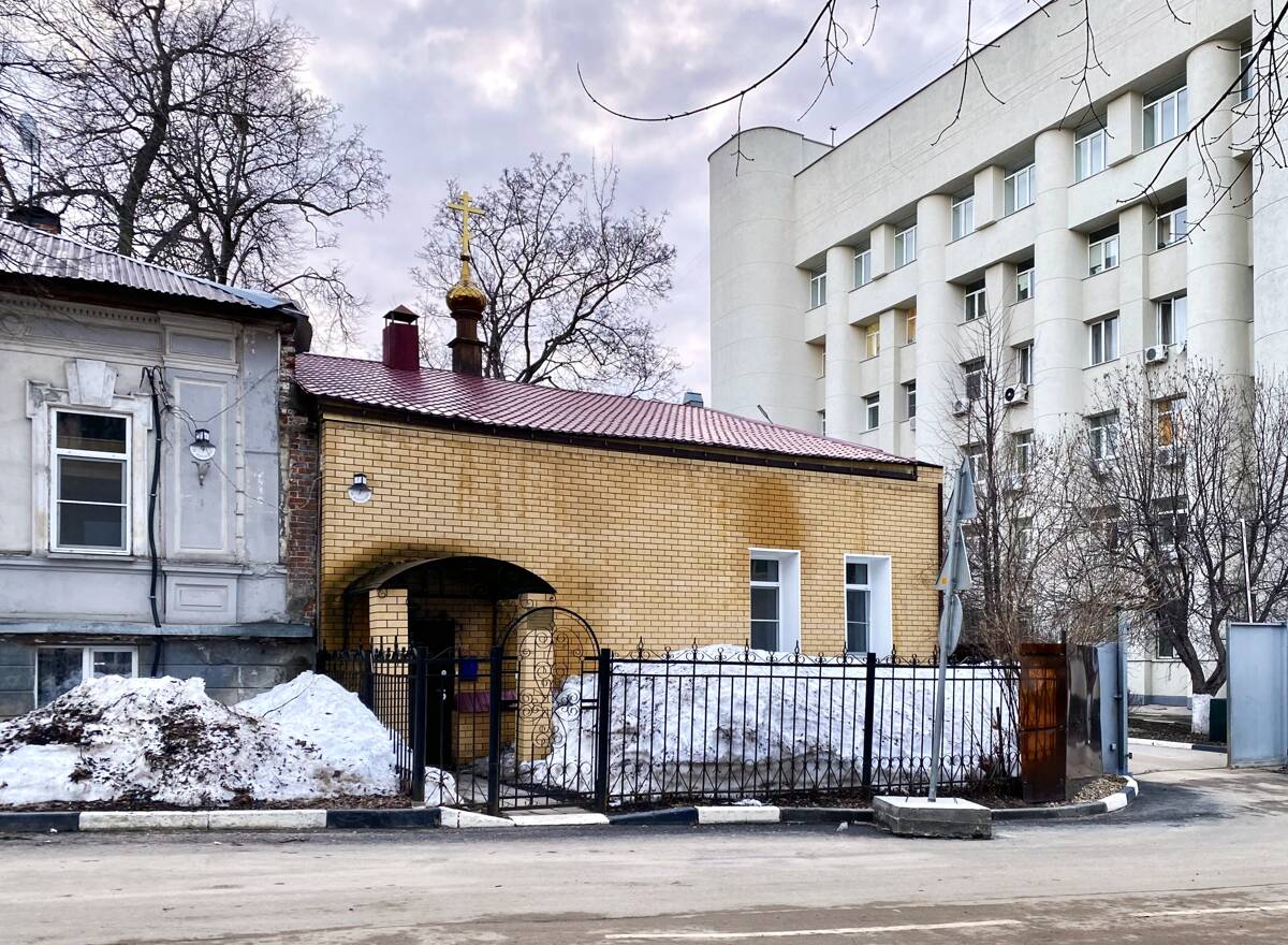 Нижегородский район. Моленная Похвалы Пресвятой Богородицы. фасады, Вид через улицу