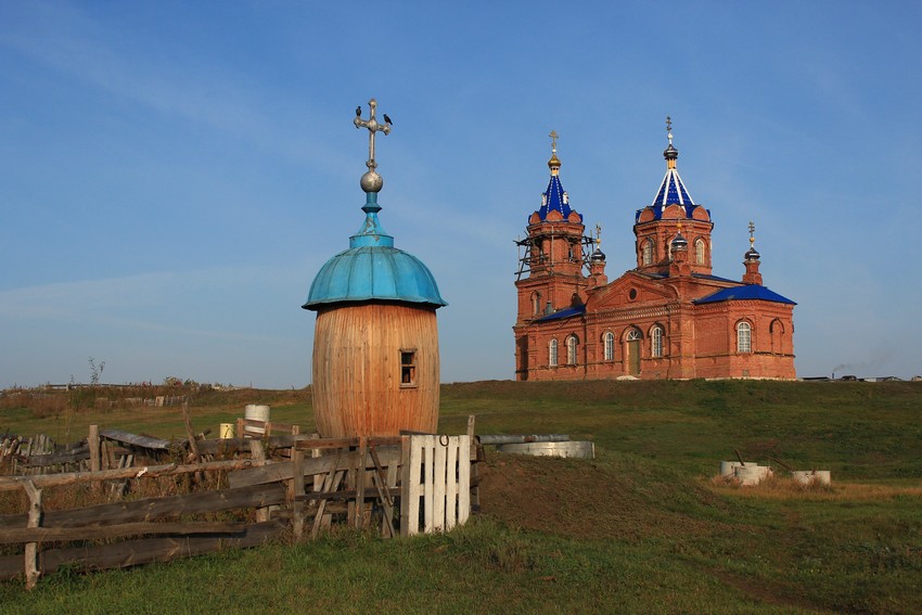 Новая Хмелёвка, урочище. Неизвестная часовня. общий вид в ландшафте, Вид с юго-восточной стороны на фоне Михаило-Архангельской церкви