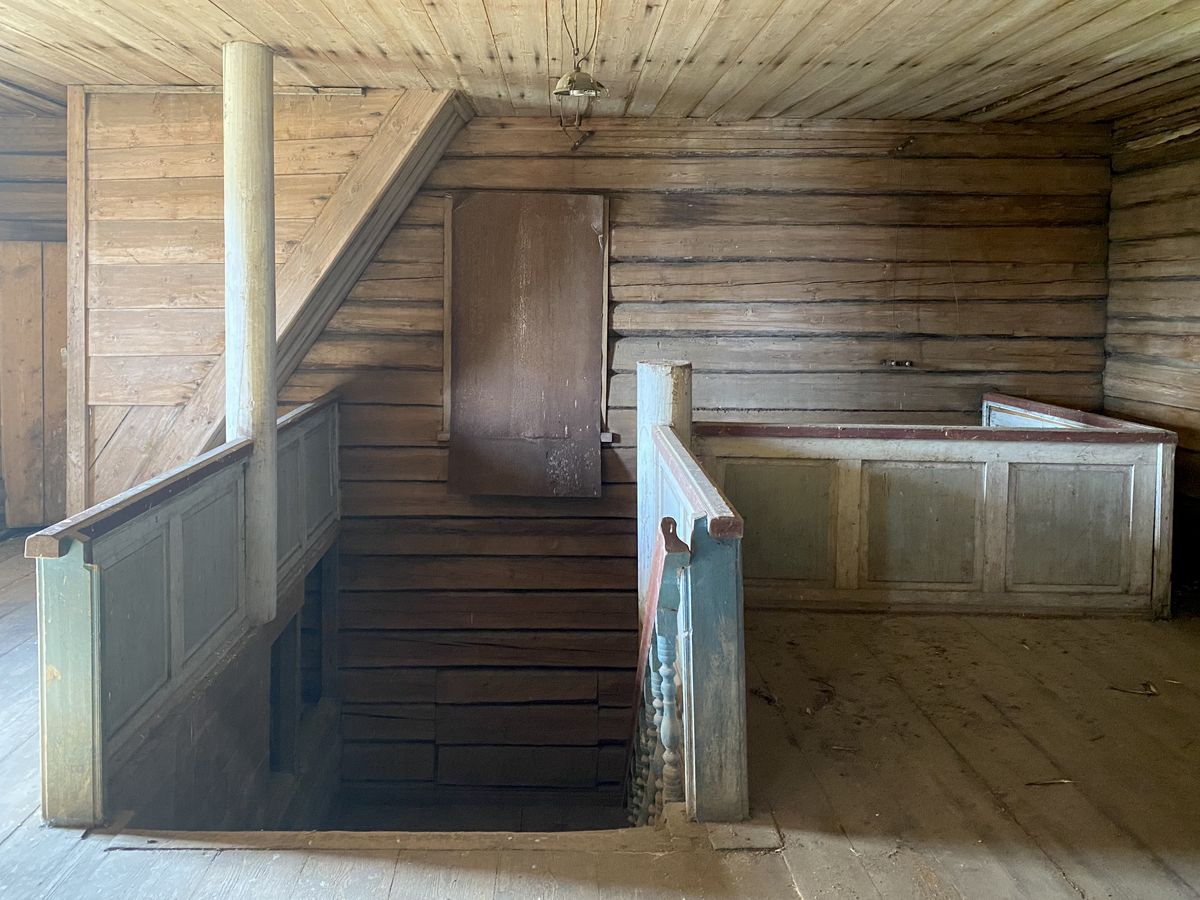 Спуск из верхнего храма, интерьер и убранство. Церковь Рождества Христова, Болкачевская (Усть-Пуя) (Шенкурский район, Архангельская область)