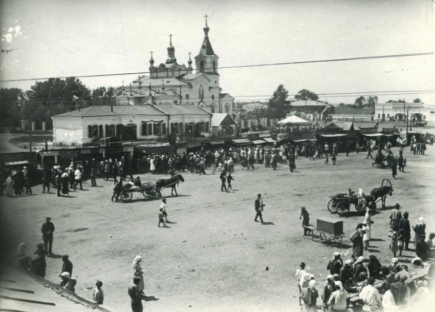 Усть-Каменогорск. Собор Покрова Пресвятой Богородицы. архивная фотография, Фотография .1932 г. Базарная площадь и собор. Коллекция автора