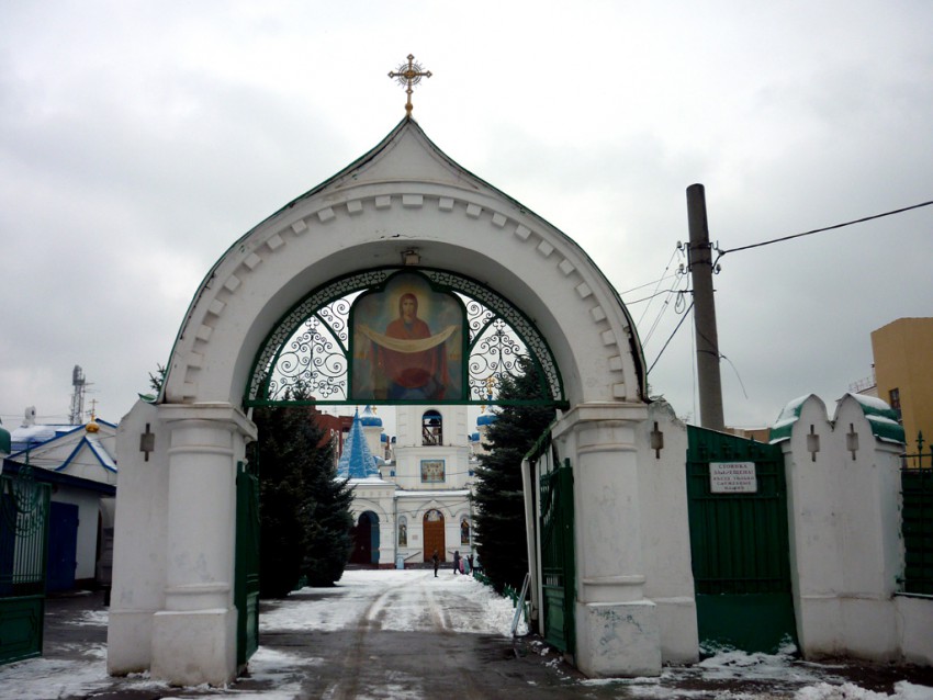 Храмовый комплекс кафедрального собора, Самара (Самара, город, Самарская область). общий вид в ландшафте, Святые ворота. Вид с ул. Ленинской. С левой стороны видна главка Крестильной церкви. 
